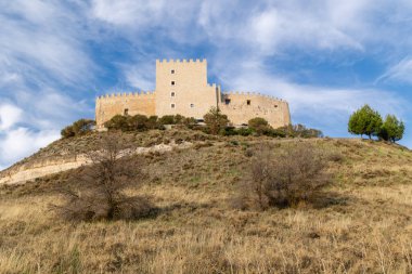 Curiel de Duero, İspanya - 12 Ekim 2023: İspanya 'nın Valladolid eyaletindeki Curiel de Duero kasabasındaki ortaçağ şatosunun farklı görüşleri