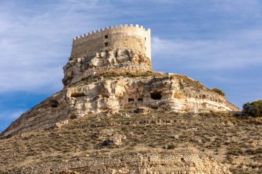 Curiel de Duero, İspanya - 12 Ekim 2023: İspanya 'nın Valladolid eyaletindeki Curiel de Duero kasabasındaki ortaçağ şatosunun farklı görüşleri