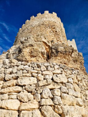 Curiel de Duero, İspanya - 12 Ekim 2023: İspanya 'nın Valladolid eyaletindeki Curiel de Duero kasabasındaki ortaçağ şatosunun farklı görüşleri