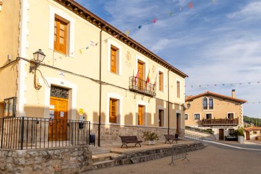 Curiel de Duero, İspanya - 12 Ekim 2023: Bazıları ortaçağdan kalma, İspanya 'nın Curiel de Duero kentinin tarihi binaları