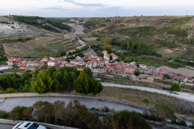 Curiel de Duero, İspanya - 12 Ekim 2023: Curiel de Duero, İspanya 'daki şehir şatosunun tepesinden şehrin havadan görüntüsü