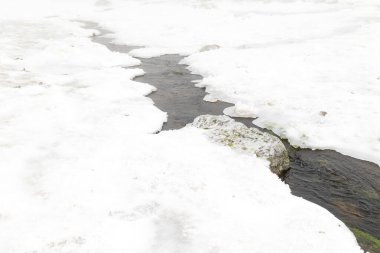 2023 'ün ilk kar yağışından sonra Madrid, İspanya' daki Sierra de Guadarrama 'da tamamen buzla kaplı bir dağ.