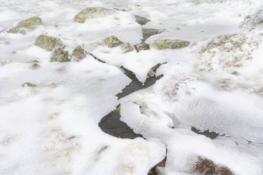 2023 'ün ilk kar yağışından sonra Madrid, İspanya' daki Sierra de Guadarrama 'da tamamen buzla kaplı bir dağ.