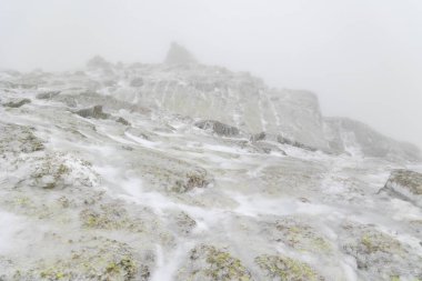 2023 'ün ilk kar yağışından sonra Madrid, İspanya' daki Sierra de Guadarrama 'da tamamen buzla kaplı bir dağ.