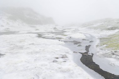 2023 'ün ilk kar yağışından sonra Madrid, İspanya' daki Sierra de Guadarrama 'da tamamen buzla kaplı bir dağ.