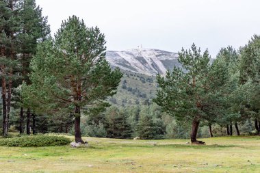 2023 yılında Madrid 'deki Sierra de Guadarrama zirvelerinde hafif kar yağışı vardı.