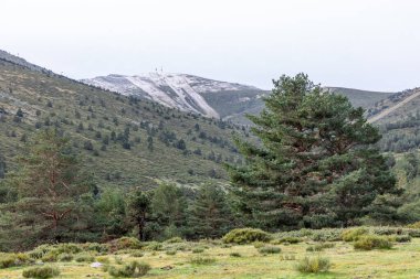 2023 yılında Madrid 'deki Sierra de Guadarrama zirvelerinde hafif kar yağışı vardı.