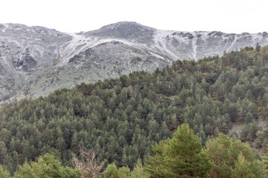 2023 yılında Madrid 'deki Sierra de Guadarrama zirvelerinde hafif kar yağışı vardı.