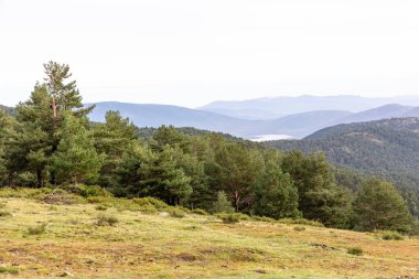 2023 yılında Madrid 'deki Sierra de Guadarrama zirvelerinde hafif kar yağışı vardı.