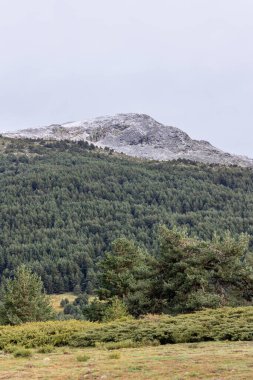 2023 yılında Madrid 'deki Sierra de Guadarrama zirvelerinde hafif kar yağışı vardı.