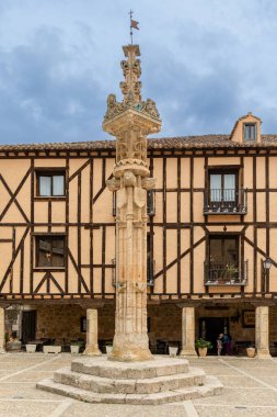 Penaranda de Duero, İspanya - 13 Ekim 2023: İspanya 'nın Burgos eyaletindeki Penaranda de Duero kentinin ana meydanı ve ortaçağ tarihi merkezi