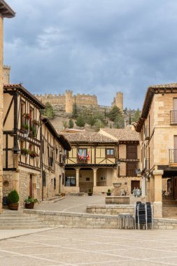 Penaranda de Duero, İspanya - 13 Ekim 2023: İspanya 'nın Burgos eyaletindeki Penaranda de Duero kentinin ana meydanı ve ortaçağ tarihi merkezi