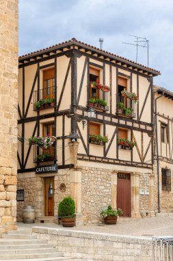 Penaranda de Duero, İspanya - 13 Ekim 2023: İspanya 'nın Burgos eyaletindeki Penaranda de Duero kentinin ana meydanı ve ortaçağ tarihi merkezi