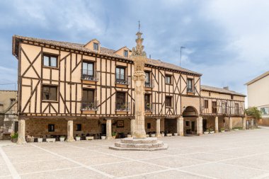 Penaranda de Duero, İspanya - 13 Ekim 2023: İspanya 'nın Burgos eyaletindeki Penaranda de Duero kentinin ana meydanı ve ortaçağ tarihi merkezi