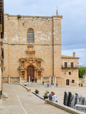 Penaranda de Duero, İspanya - 13 Ekim 2023: İspanya 'nın Burgos eyaletindeki Penaranda de Duero kentinin ana meydanı ve ortaçağ tarihi merkezi