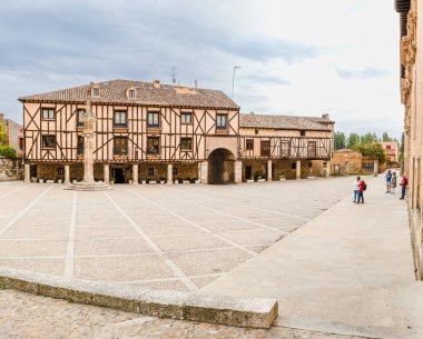 Penaranda de Duero, İspanya - 13 Ekim 2023: İspanya 'nın Burgos eyaletindeki Penaranda de Duero kentinin ana meydanı ve ortaçağ tarihi merkezi
