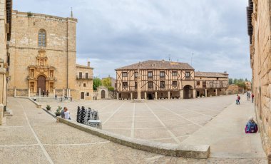 Penaranda de Duero, İspanya - 13 Ekim 2023: İspanya 'nın Burgos eyaletindeki Penaranda de Duero kentinin ana meydanı ve ortaçağ tarihi merkezi
