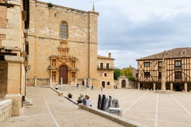 Penaranda de Duero, İspanya - 13 Ekim 2023: İspanya 'nın Burgos eyaletindeki Penaranda de Duero kentinin ana meydanı ve ortaçağ tarihi merkezi