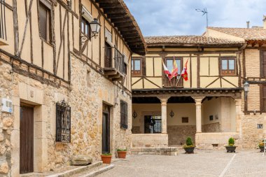 Penaranda de Duero, İspanya - 13 Ekim 2023: İspanya 'nın Burgos eyaletindeki Penaranda de Duero kentinin ana meydanı ve ortaçağ tarihi merkezi