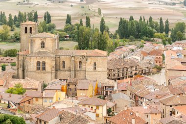 Penaranda de Duero, İspanya - 13 Ekim 2023: İspanya 'nın Burgos eyaletindeki Penaranda de Duero kentinin ana meydanı ve ortaçağ tarihi merkezi