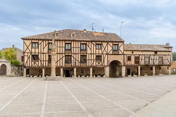 Penaranda de Duero, İspanya - 13 Ekim 2023: İspanya 'nın Burgos eyaletindeki Penaranda de Duero kentinin ana meydanı ve ortaçağ tarihi merkezi