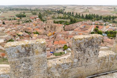 Penaranda de Duero, İspanya - 13 Ekim 2023: İspanya 'nın Burgos eyaletindeki Penaranda de Duero kentinin ana meydanı ve ortaçağ tarihi merkezi