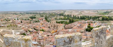 Penaranda de Duero, İspanya - 13 Ekim 2023: İspanya 'nın Burgos eyaletindeki Penaranda de Duero kentinin ana meydanı ve ortaçağ tarihi merkezi