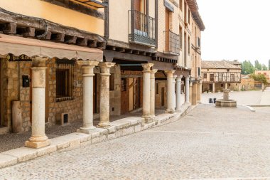 Penaranda de Duero, İspanya - 13 Ekim 2023: İspanya 'nın Burgos eyaletindeki Penaranda de Duero kentinin ana meydanı ve ortaçağ tarihi merkezi