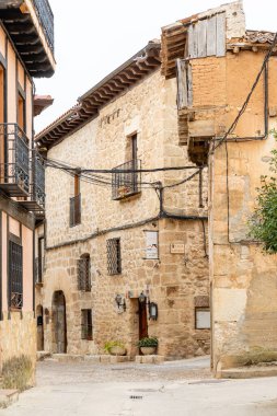 Penaranda de Duero, İspanya - 13 Ekim 2023: İspanya 'nın Burgos eyaletindeki Penaranda de Duero kentinin ana meydanı ve ortaçağ tarihi merkezi