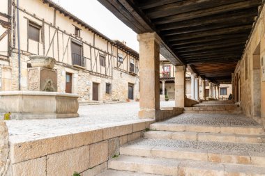 Penaranda de Duero, İspanya - 13 Ekim 2023: İspanya 'nın Burgos eyaletindeki Penaranda de Duero kentinin ana meydanı ve ortaçağ tarihi merkezi