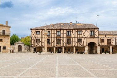 Penaranda de Duero, İspanya - 13 Ekim 2023: İspanya 'nın Burgos eyaletindeki Penaranda de Duero kentinin ana meydanı ve ortaçağ tarihi merkezi