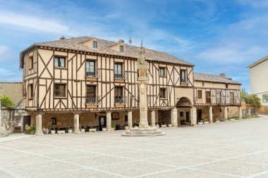 Penaranda de Duero, İspanya - 13 Ekim 2023: İspanya 'nın Burgos eyaletindeki Penaranda de Duero kentinin ana meydanı ve ortaçağ tarihi merkezi