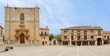 Penaranda de Duero, İspanya - 13 Ekim 2023: İspanya 'nın Burgos eyaletindeki Penaranda de Duero kentinin ana meydanı ve ortaçağ tarihi merkezi