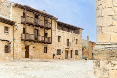 Penaranda de Duero, İspanya - 13 Ekim 2023: İspanya 'nın Burgos eyaletindeki Penaranda de Duero kentinin ana meydanı ve ortaçağ tarihi merkezi