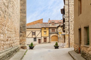 Penaranda de Duero, İspanya - 13 Ekim 2023: İspanya 'nın Burgos eyaletindeki Penaranda de Duero kentinin ana meydanı ve ortaçağ tarihi merkezi