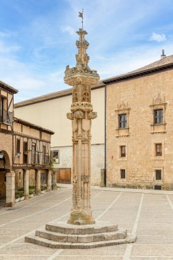 Penaranda de Duero, İspanya - 13 Ekim 2023: İspanya 'nın Burgos eyaletindeki Penaranda de Duero kentinin ana meydanı ve ortaçağ tarihi merkezi