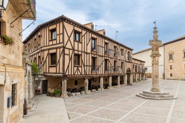 Penaranda de Duero, İspanya - 13 Ekim 2023: İspanya 'nın Burgos eyaletindeki Penaranda de Duero kentinin ana meydanı ve ortaçağ tarihi merkezi