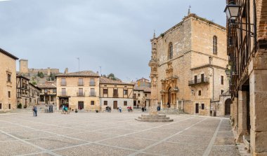 Penaranda de Duero, İspanya - 13 Ekim 2023: İspanya 'nın Burgos eyaletindeki Penaranda de Duero kentinin ana meydanı ve ortaçağ tarihi merkezi