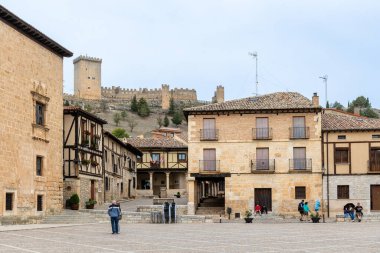 Penaranda de Duero, İspanya - 13 Ekim 2023: İspanya 'nın Burgos eyaletindeki Penaranda de Duero kentinin ana meydanı ve ortaçağ tarihi merkezi