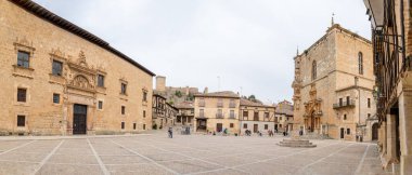 Penaranda de Duero, İspanya - 13 Ekim 2023: İspanya 'nın Burgos eyaletindeki Penaranda de Duero kentinin ana meydanı ve ortaçağ tarihi merkezi