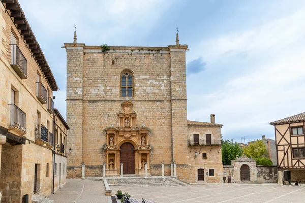 Penaranda de Duero, İspanya - 13 Ekim 2023: İspanya 'nın Burgos eyaletindeki Penaranda de Duero kentinin ana meydanı ve ortaçağ tarihi merkezi