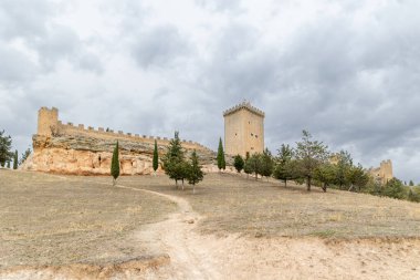 Penaranda de Duero, İspanya - 13 Ekim 2023: İspanya 'nın Burgos eyaletindeki Penaranda de Duero kasabasındaki ortaçağ şatosunun kalıntıları