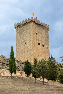 Penaranda de Duero, İspanya - 13 Ekim 2023: İspanya 'nın Burgos eyaletindeki Penaranda de Duero kasabasındaki ortaçağ şatosunun kalıntıları