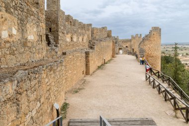 Penaranda de Duero, İspanya - 13 Ekim 2023: İspanya 'nın Burgos eyaletindeki Penaranda de Duero kasabasındaki ortaçağ şatosunun kalıntıları