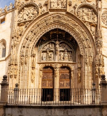 Aranda de Duero, İspanya - 12 Ekim 2023: İspanya 'nın Burgos eyaletindeki Aranda de Duero şehrinin tarihi merkezi Santa Maria la Real Kilisesi cephesi