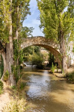 Aranda de Duero, İspanya - 12 Ekim 2023: Taştan yapılmış Roma köprüsü, İspanya 'nın Burgos eyaletindeki Aranda de Duero şehrinin tarihi merkezi.