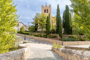 Aranda de Duero, İspanya - 12 Ekim 2023: Taştan yapılmış Roma köprüsü, İspanya 'nın Burgos eyaletindeki Aranda de Duero şehrinin tarihi merkezi.