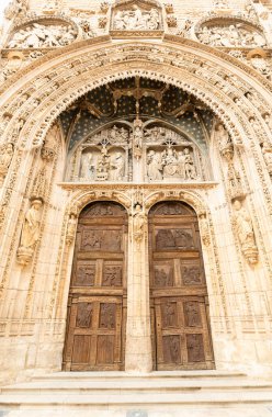 Aranda de Duero, İspanya - 12 Ekim 2023: İspanya 'nın Burgos eyaletindeki Aranda de Duero şehrinin tarihi merkezi Santa Maria la Real Kilisesi cephesi