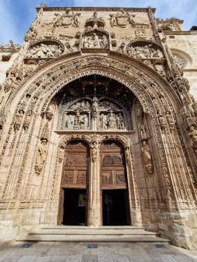 Aranda de Duero, İspanya - 12 Ekim 2023: İspanya 'nın Burgos eyaletindeki Aranda de Duero şehrinin tarihi merkezi Santa Maria la Real Kilisesi cephesi