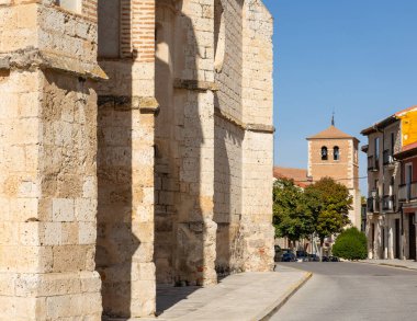 İspanya 'nın Valladolid kentindeki Peafiel şehrindeki Aziz Paul Kilisesi' nin cephesi